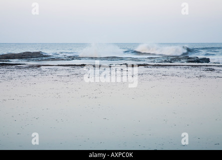 Saltwick Bucht bei Ebbe in der Nähe von Whitby in Yorkshire, England, Großbritannien Stockfoto