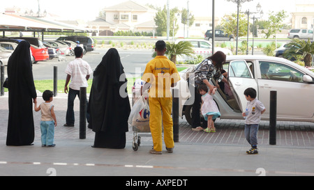 Einkäufer und Mitarbeiter von Carrefour vor der Villaggio Mall in der Aspire Zone, Doha, Katar. Stockfoto