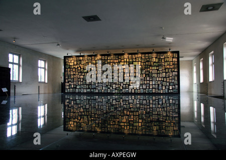 Panel Familienbilder in der Sauna, Auschwitz-Birkenau, Polen. Stockfoto