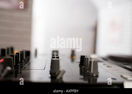 Detail eines Mischpultes vor einem weißen Torbogen Stockfoto