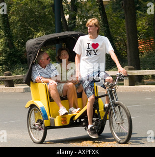 Touristen immer eine Fahrt mit dem Taxi Fahrrad im Central Park in New York City, USA Stockfoto