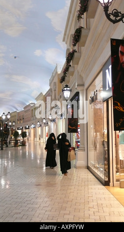 Lokale Frauen tragen Abayas Einkaufen in Villaggio Mall, Doha, Katar. Stockfoto