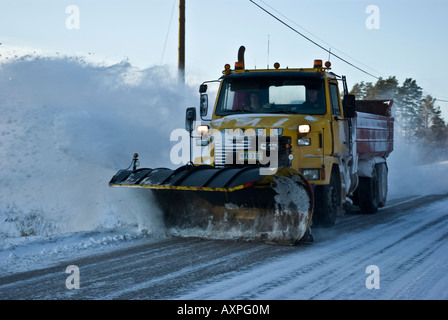 Ein Schneepflug Spritzen Schnee und dabei die Straßen sauber in der Winterzeit. Stockfoto