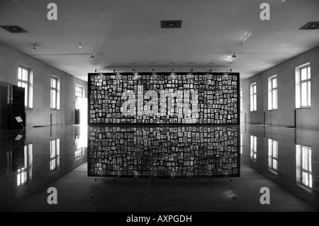 Panel-Familie fotografiert in der Sauna, bei der das ehemalige NS-Konzentrationslager Auschwitz-Birkenau, Polen. Stockfoto