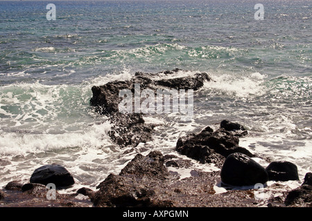 BRANDUNG VOR DER AUSFÜHRUNG AUF EINEM FELSIGEN UFER. Stockfoto