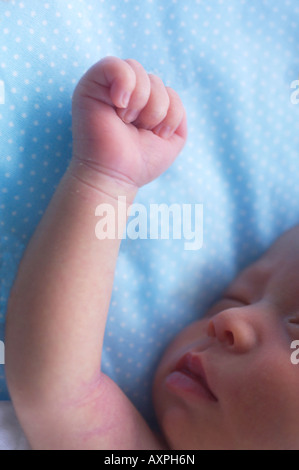 Schuss von Arm und Kopf des Neugeborenen Stockfoto
