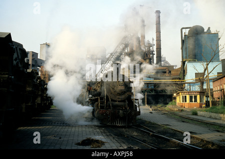 Ein Dampfzug in der Fabrik von Benxi Iron and Steel Group in Liaoning, China. 23. August 2005 Stockfoto