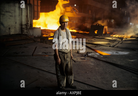 Ein Stahl Arbeitnehmer vor einem Hochofen von benxi Eisen und Stahl Gruppe in Liaoning, China. 23. August 2005 Stockfoto