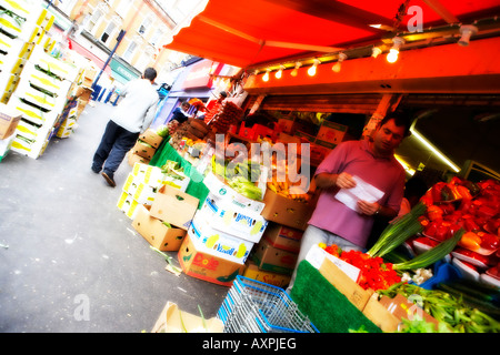 London-Brixton, Markt, London, Obst & Gemüse stall Stockfoto