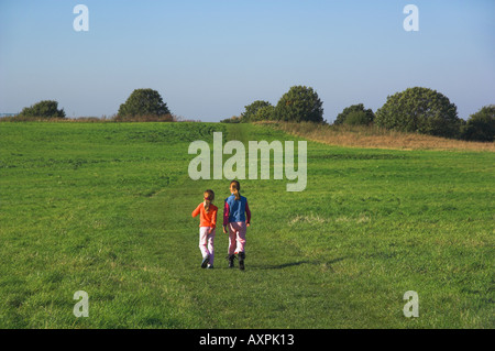 Europa UK London Mitcham Common zwei Mädchen zu Fuß durch den Park Stockfoto