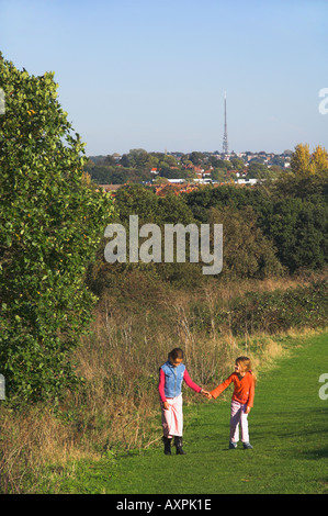 Europa UK London Mitcham Common zwei Mädchen zu Fuß durch den Park Stockfoto