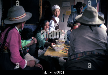 Tibet einer tibetischen Familie Essen Stockfoto