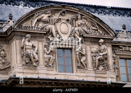 Louvre Fassade Skulptur Statue Kunst Kultur Kunstgeschichte Paris Stockfoto