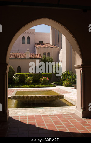 Zentralen Innenhof des im ersten Baptist Kirche Pasadena, genommen von liturgischen East End, Marengo Avenue North Stockfoto