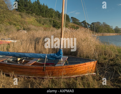 Holz- BOOT AM UFER DES FLUSSES DEBEN MÜNDUNG an RAMSHOLT, Suffolk, East Anglia, England, UK, Europa, Stockfoto