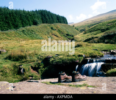 Wanderstiefel auf Felsen Pont Ar Daf in der Nähe von Etagen Arme Brecon Beacons Nationalpark wales Stockfoto