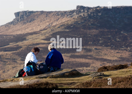 Zwei ältere Damen mit einem Picknick im Burbage Tal in der Nähe von Sheffield, Peak District National Park, England Stockfoto