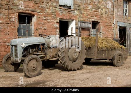 Alte graue Fergie mit Anhänger auf Cumbria Stockfoto