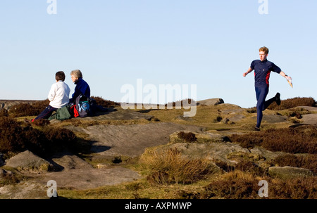 Ein Läufer läuft vorbei an zwei älteren Damen mit einem Picknick Stockfoto