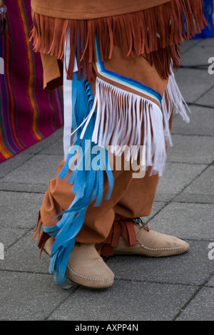 Beine und Füße des peruanischen Mann native Leder-Kostüm mit Fransen und Mokassins Stockfoto