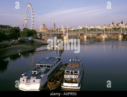 UK London Big Ben London Eye Big Ben Westminster Hungerford Fußgängerbrücke und Themse Boote im Vordergrund Stockfoto