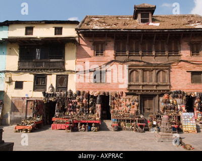 SOUVENIR-SHOP mit traditionellen Holzfenster religiöse Artefakte im Swayambhunath Stupa Kathmandu Nepal Asien zu verkaufen Stockfoto