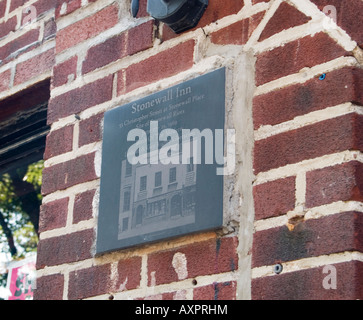 Eine Gedenktafel an der Wand außerhalb des Stonewall Inn in der Christopher Street in das Schwulenviertel von New York City USA Stockfoto