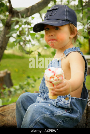 Junge mit Eiscreme-Kegel Stockfoto