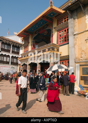 BUDDHISTISCHE Mönche und Touristen in Boudhanath Stupa Basis Kathmandu-Nepal-Asien Stockfoto