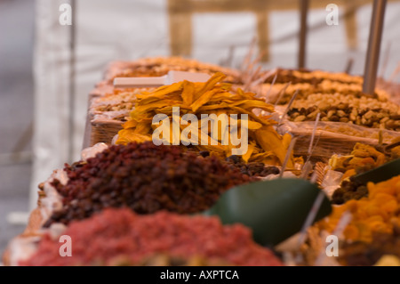 Bunte Anzeige von getrockneten Früchten am Markt Stockfoto
