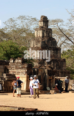 Polonnaruwa Sri lanka - Touristen in der zerstörten Stadt Polonnaruwa, mit der "Satmahal Prasada" (siebenstufige Pyramide) im Hintergrund, Sri Lanka Stockfoto