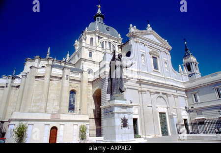 Catedral De La Almudena in Madrid Spanien außen Stockfoto