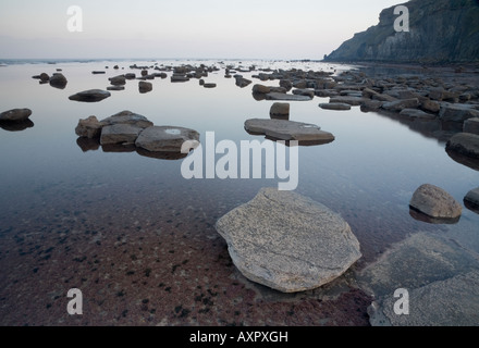 Saltwick Bucht bei Ebbe in der Nähe von Whitby in Yorkshire, England, Großbritannien Stockfoto