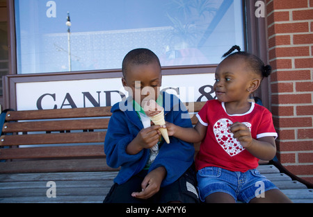 Jungen und Mädchen teilen Eiswaffel Stockfoto