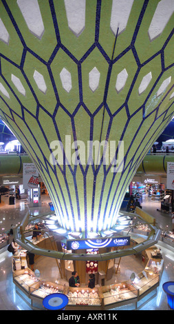 Innenansicht des Einkaufsbereichs Abflüge am Abu Dhabi International Airport Terminal 1, VAE. Stockfoto
