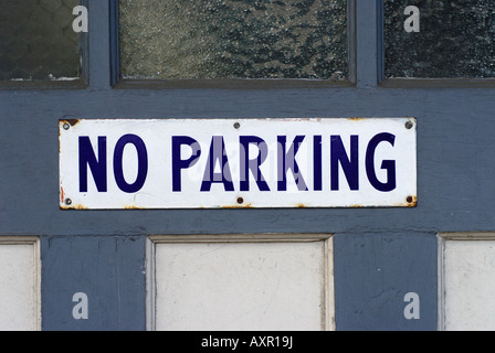 "Kein Parkplatz Zeichen auf Garagentor" Stockfoto