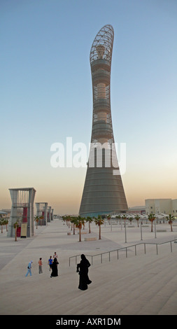 Das Aspire Tower, auch bekannt als The Torch Doha, ist ein 300m hohes Hotel und Wahrzeichen in Sports City, Doha, Katar gebaut und im Jahr 2007 fertiggestellt. Stockfoto