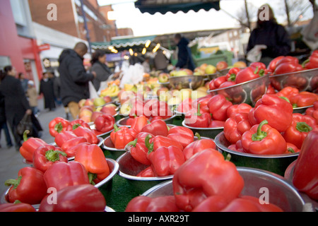 Paprika für den Verkauf auf einem Marktstand in Lewisham London Stockfoto