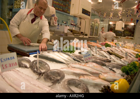 Fischhändler, die Arbeiten in den Beresford Straße Fisch Markt St Helier Jersey Stockfoto