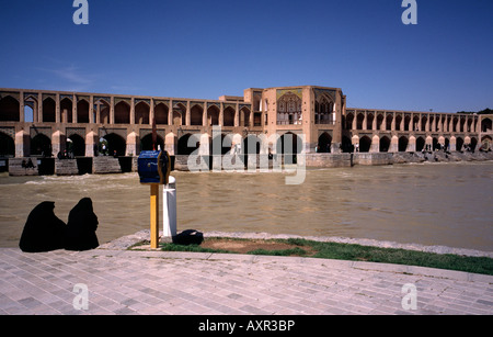 10. April 2006 – Khaju-Brücke (Pol-e Khaju) über den Zayandeh-River in der iranischen Stadt Esfahan. Stockfoto