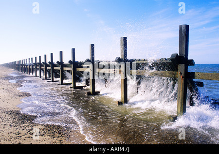 Abwehr-Holz-Holz Holz Buhnen Happisburgh Norfolk Küste Küste Meereswellen English England East Anglia UK Hochwasserschutz Stockfoto