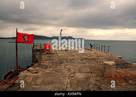 Lyme Regis-Hafen-Mole mit einsame Figur und festgemachten Vergnügungsdampfer, Dorset UK Stockfoto