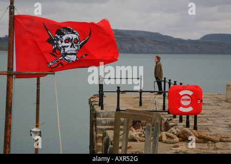 Lyme Regis-Hafen-Mole mit einsame Figur und festgemachten Vergnügungsdampfer, Dorset UK Stockfoto