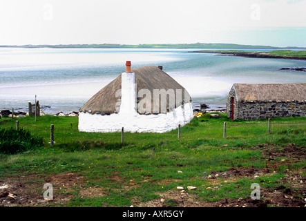 Traditionelle Kleinbauern Hütte mit Blick auf Tal Strang, Malaclect, Isle of North Uist. Schottland Stockfoto