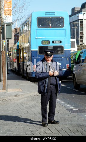 Dublin Bus Inspector on Duty in O'Connell Street Dublin City Centre Irland Stockfoto