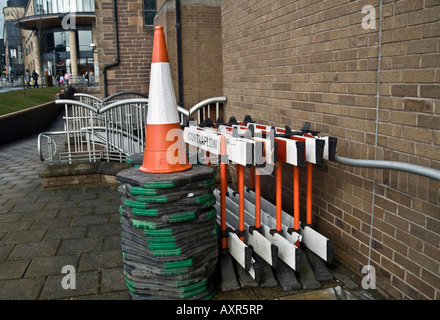 PVC fluoreszierende Contra Fluss Straße Zapfen und Hindernisse aufgetürmt auf Bürgersteig gegen eine Gebäudewand in Dundee, Großbritannien Stockfoto