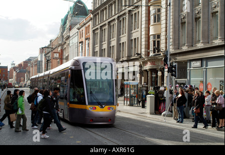 LUAS Straßenbahnen mit eleganten Silber Karosserie werden von Connex Verkehr in Dublin Irland betrieben. Stockfoto