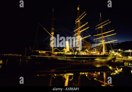 RRS Discovery bei Nacht, Discovery Quay, Dundee, Schottland Stockfoto