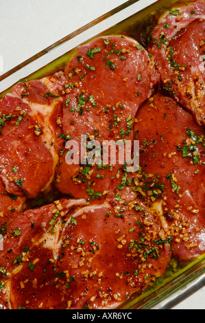 Rib-Eye-Steaks marinieren Stockfoto