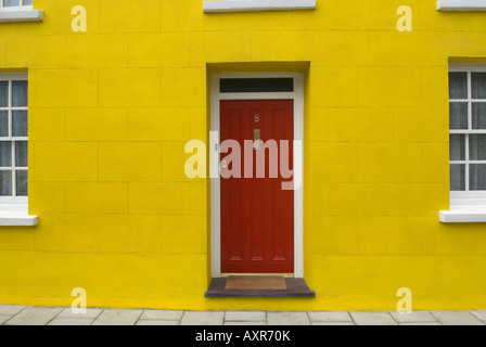 Gelbes Haus mit roter Tür Aberaeron West Wales UK HOMERSYKES Stockfoto